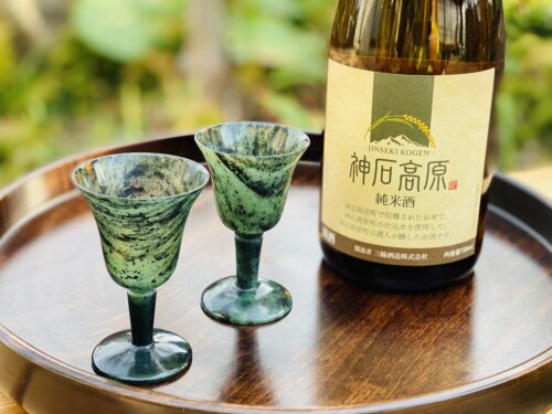 お盆の上に置かれた『神石高原 生酛純米酒』と2つのグラス
