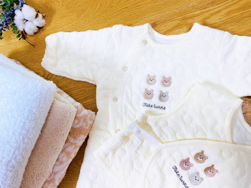 洗濯した赤ちゃんの服、タオルを並べた写真