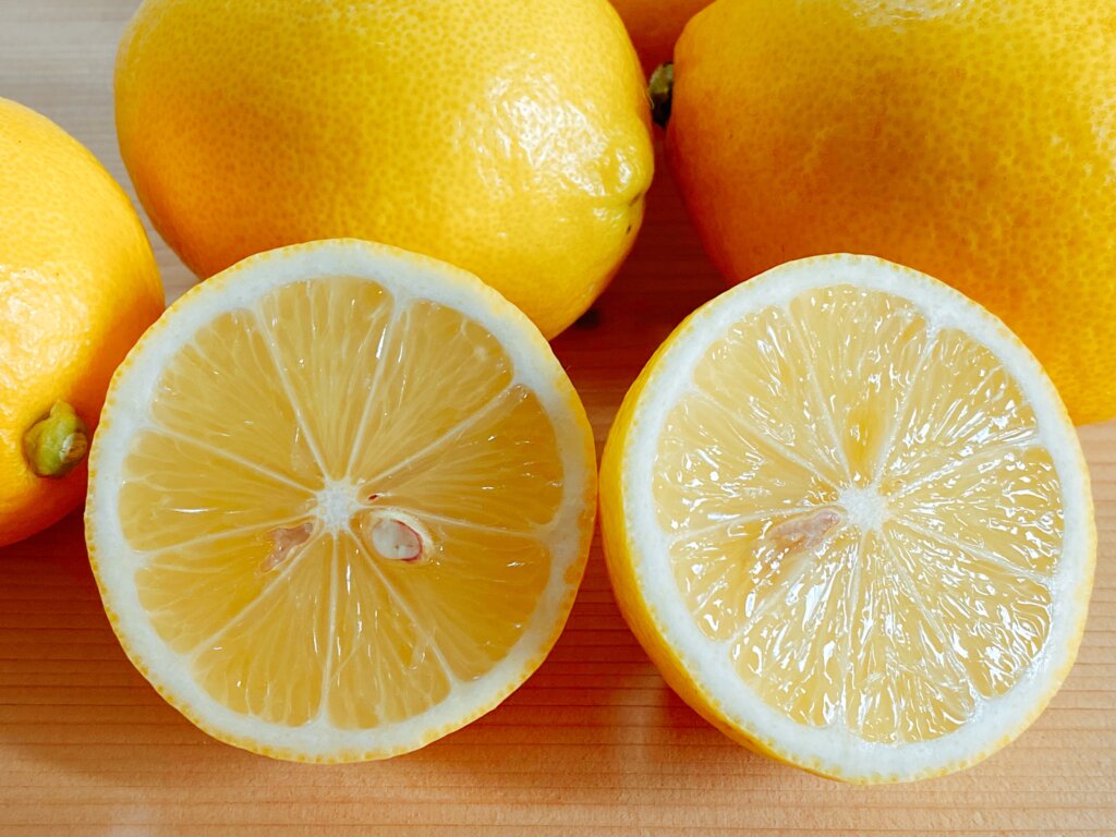 瀬戸内産レモンが半分に切って並べられている写真