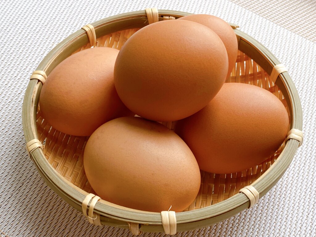 籠に入った5つの卵