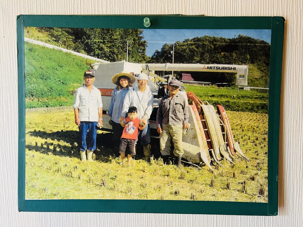額に入れられ壁にとめられた米農家の岩村さんご家族の写真