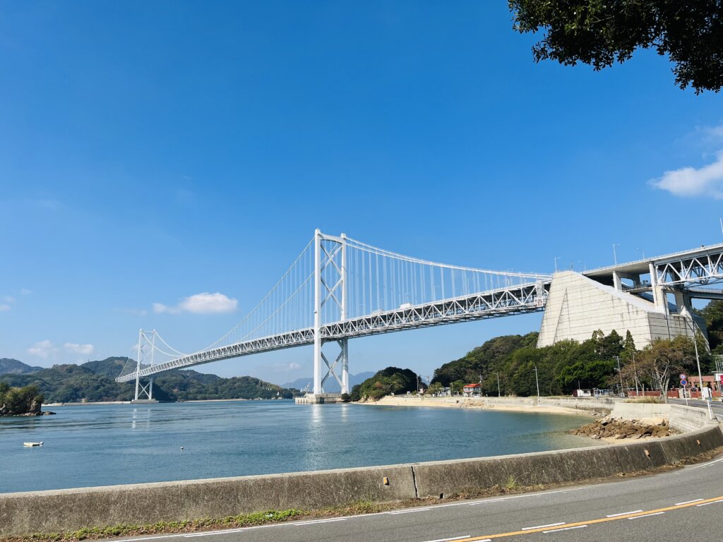 因島から生口島にかかる生口橋の写真