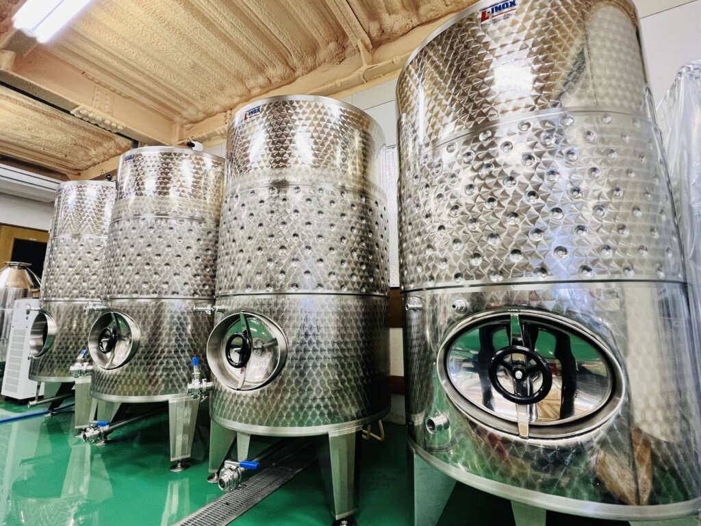 山野峡大田ワイナリーの醸造所にあるワインを仕込むためのタンク