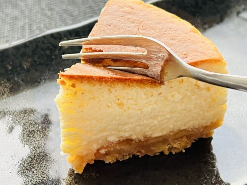 カットした『PIECEのチーズケーキ』にフォークを入れる写真