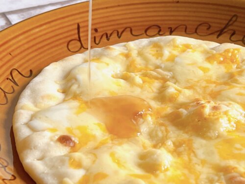 焼き立てのピザの上に『瀬戸内レモンジンジャーシロップ』をかける写真