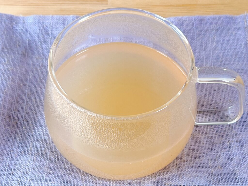 暖かい生姜湯がグラスに注がれている写真