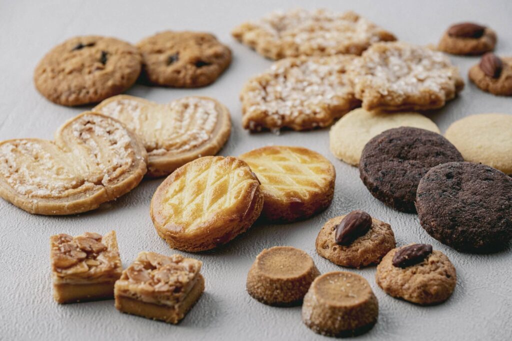色々なクッキーが並べてある写真