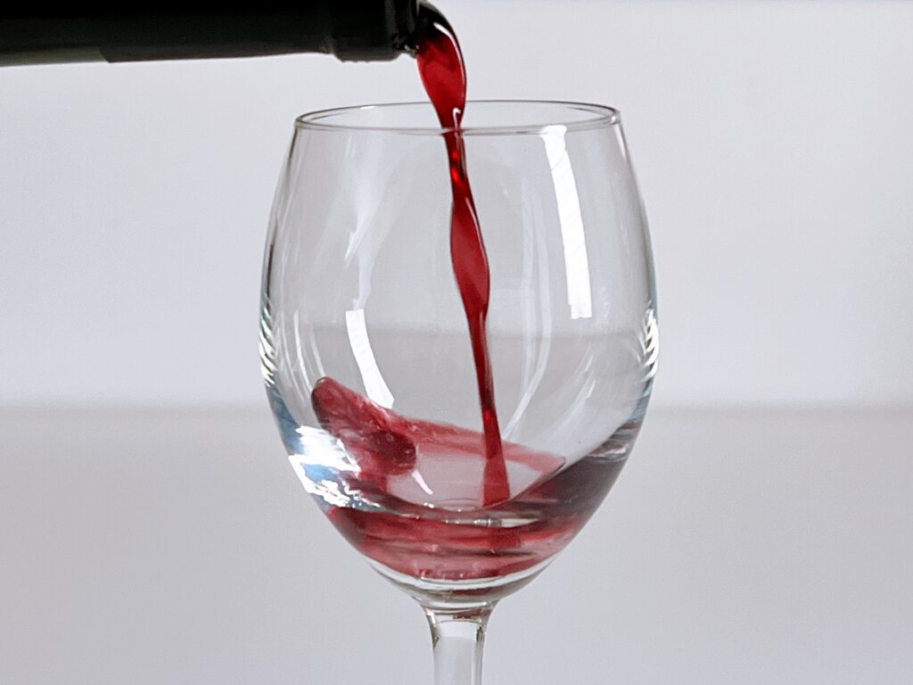 ワインをグラスに注ぐ写真