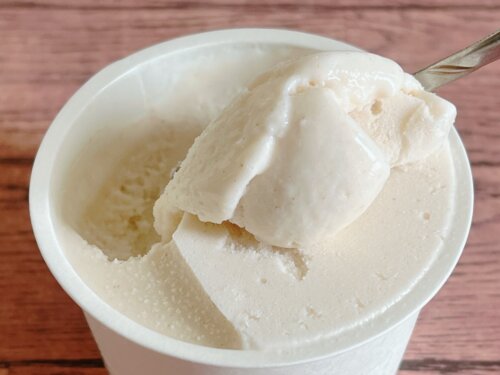 『自然薯アイスクリーム』をスプーンですくっている写真