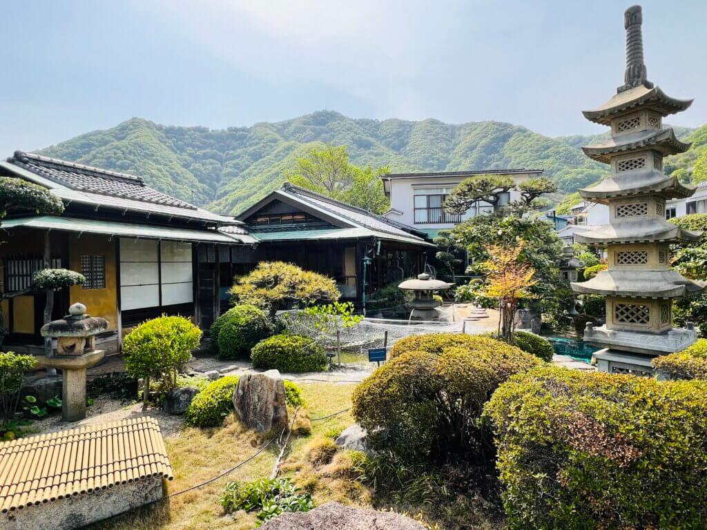 敷地内の日本庭園の写真