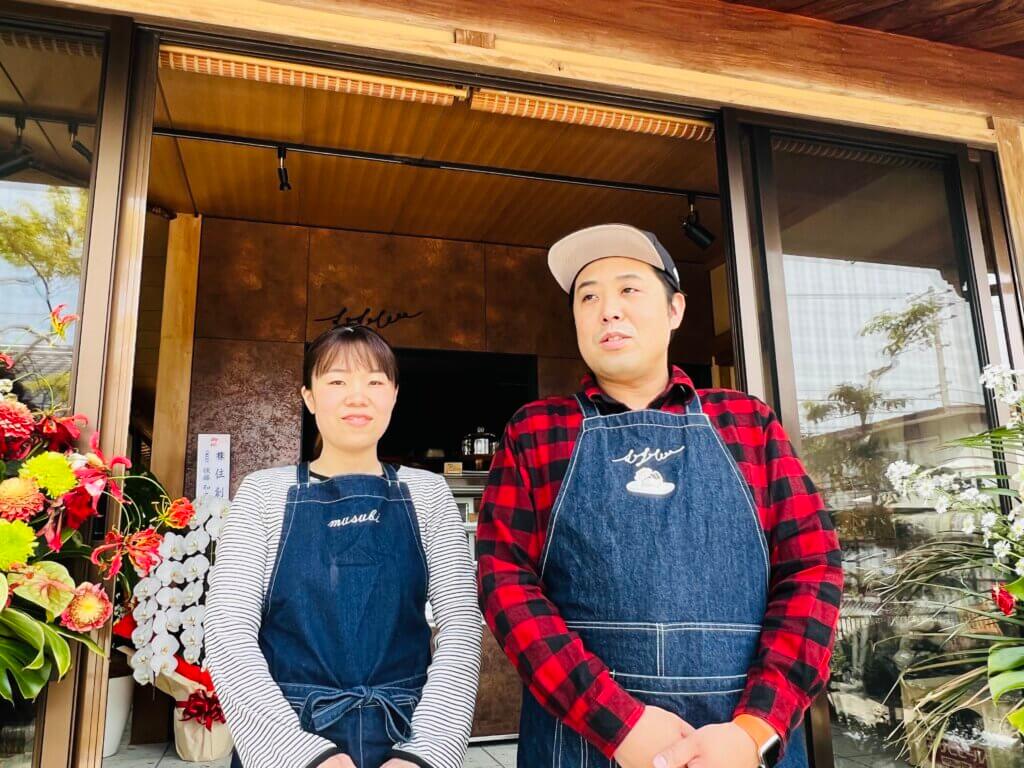 お店を経営される田中さんご夫妻の写真