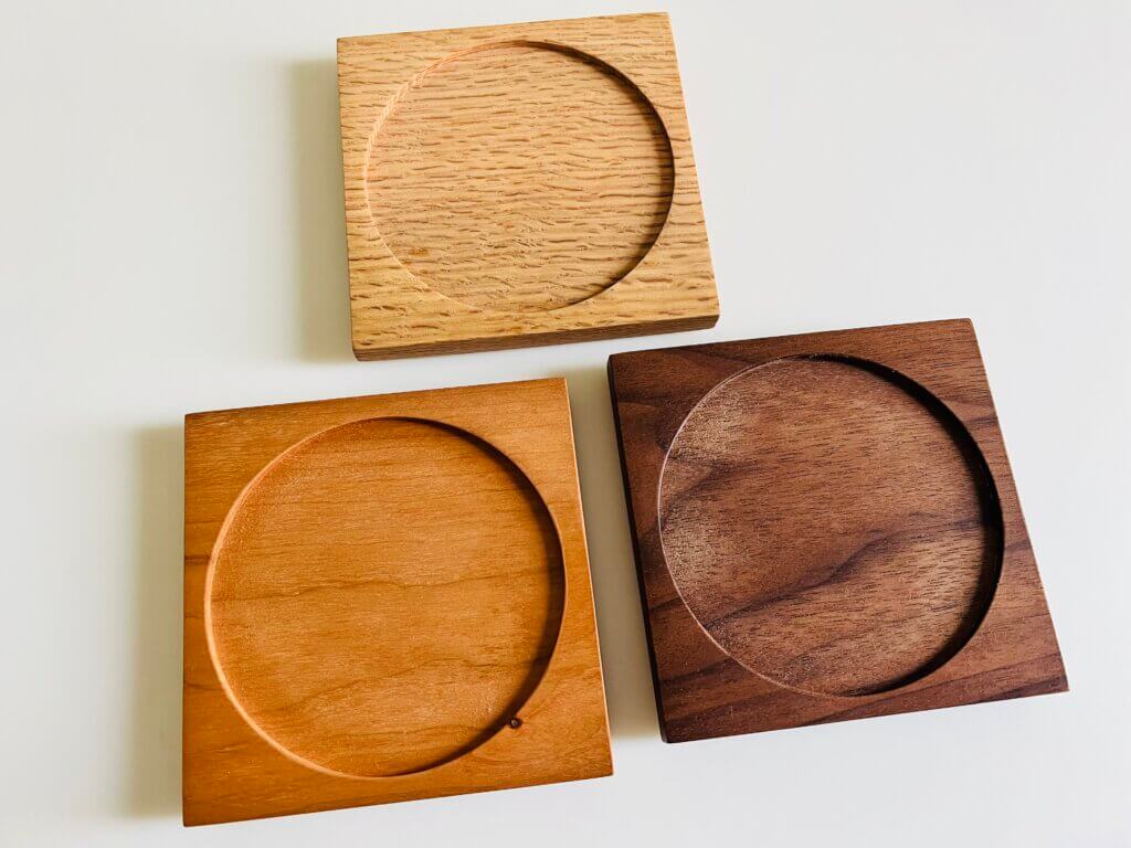 木製オリジナルコースターが3種類並んだ写真