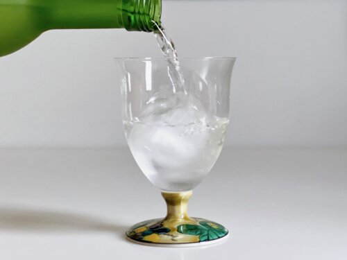 氷が入ったグラスに注がれる『朗廬の里』