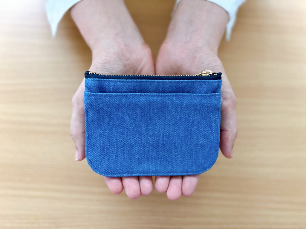 手のひらに収まる『ミニ財布』の写真