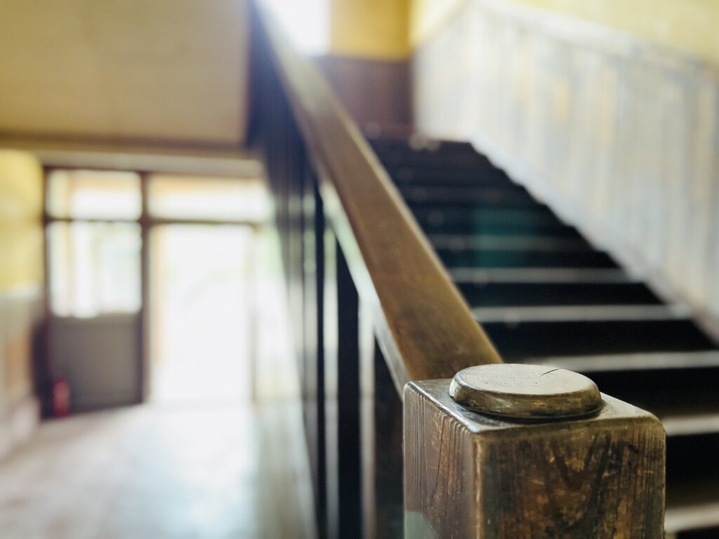 正面から光が差し込む校舎内階段の写真