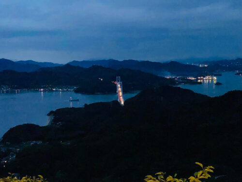 夕暮れに高見山展望台から因島大橋を望む